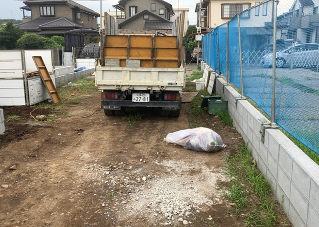 【駐車場】 | 車一台あたりに必要なスペースは、標準サイズの普通自動車で横幅2m50cm、長さ5mは必要になります。ただし、乗降のことも考慮して横幅3m30cm、長さ5m50cmほどは確保できるところを選びましょう。