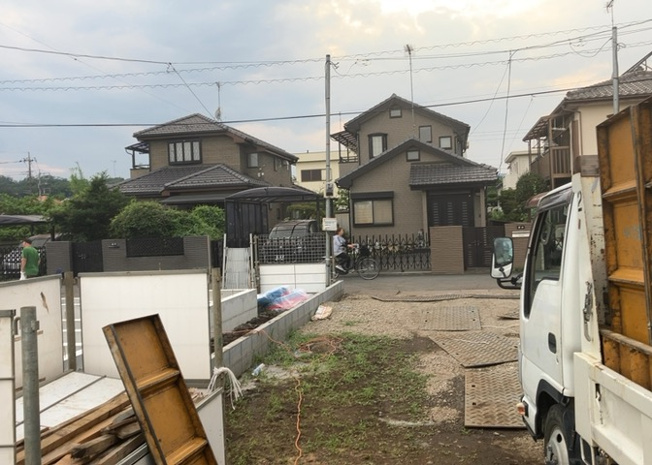 【前面道路含む現地写真】 | 住宅用の土地では前面道路に2m以上接していなければならないと法律で定められています。しかし、お持ちの車のサイズやライフスタイルなどにより、2mでは利便が悪い場合もございますので、事前に確認しましょう。