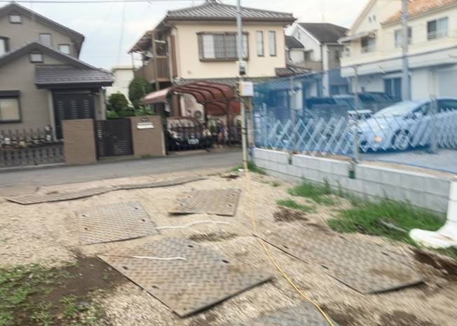 【前面道路含む現地写真】 | お持ちの車種によっては前面道路が広い方が便利でしょう。しかし、前面道路が広ければその分交通量が多くなるため、騒音などが気になる場合があります。実際に現地を見学し、周辺交通量や騒音などを確認しましょう！