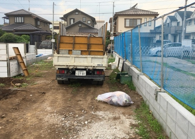 【駐車場】 | 駐車場と明記されていても、最小スペースでつくられた駐車場だと大型車は駐車できなかったり、出入りしにくくなったりする可能性があります。お車のサイズと購入したい物件の駐車場のサイズを現地で確認しましょう。