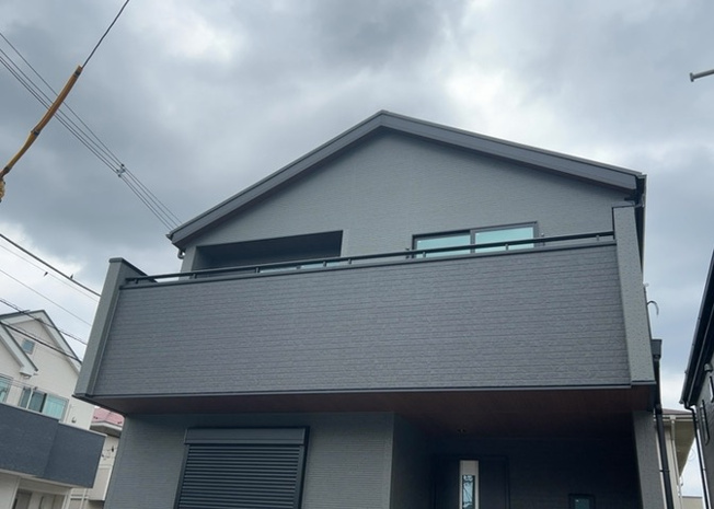 【バルコニー】 | バルコニーは、室外の専用スペースのうち、「屋根がなく開放された空間」であるものを指します。ベランダより広いタイプのものが多く、日当たりもよいため家庭菜園などを楽しみたい人にとって適した環境となります。