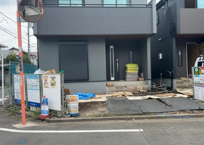 【前面道路含む現地写真】 | 道幅が狭い場所は比較的土地の値段が低いことが多く、また交通量が少ないため騒音が少なく静かな環境で過ごせます。また、小さいお子様がいるご家庭も安心です。一方で車の駐車が難しいというデメリットもあります。
