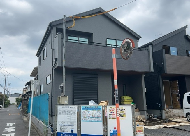 【外観】 | 現在は上棟となっています。現地をご見学に行く際は、道路の幅や周辺の交通量、施設などをご確認頂くことをおすすめします！ある程度イメージをつけたいという場合は、同売主の施工事例や完成パースもお見せします。