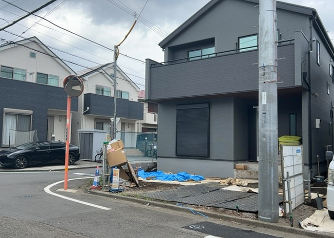 【前面道路含む現地写真】 | 住宅用の土地では前面道路に2m以上接していなければならないと法律で定められています。しかし、お持ちの車のサイズやライフスタイルなどにより、2mでは利便が悪い場合もございますので、事前に確認しましょう。