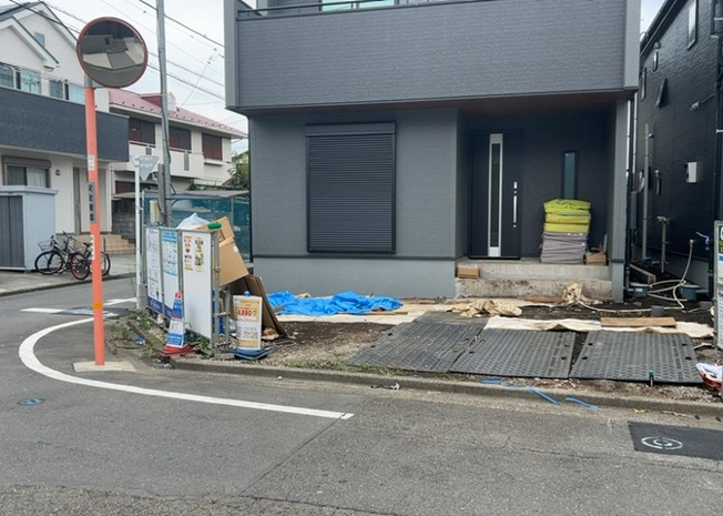 【前面道路含む現地写真】 | お持ちの車種によっては前面道路が広い方が便利でしょう。しかし、前面道路が広ければその分交通量が多くなるため、騒音などが気になる場合があります。実際に現地を見学し、周辺交通量や騒音などを確認しましょう！