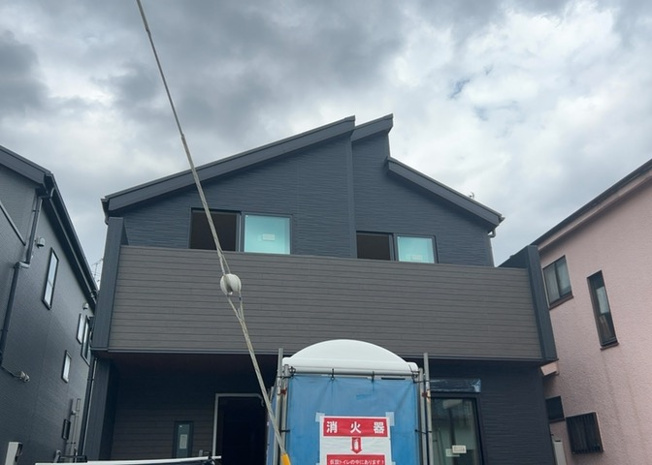 【バルコニー】 | バルコニーは、室外の専用スペースのうち、「屋根がなく開放された空間」であるものを指します。ベランダより広いタイプのものが多く、日当たりもよいため家庭菜園などを楽しみたい人にとって適した環境となります。