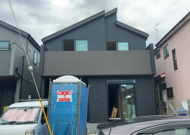 【構造・工法・仕様】 | 木造住宅とは土台、壁、柱など建築物の強度を支える構造体の材に木が使用されている構造を指します。構造体は建物の自重を支えるだけではなく風圧や水圧、積裁荷重などあらゆる衝撃に耐えるための基礎です。