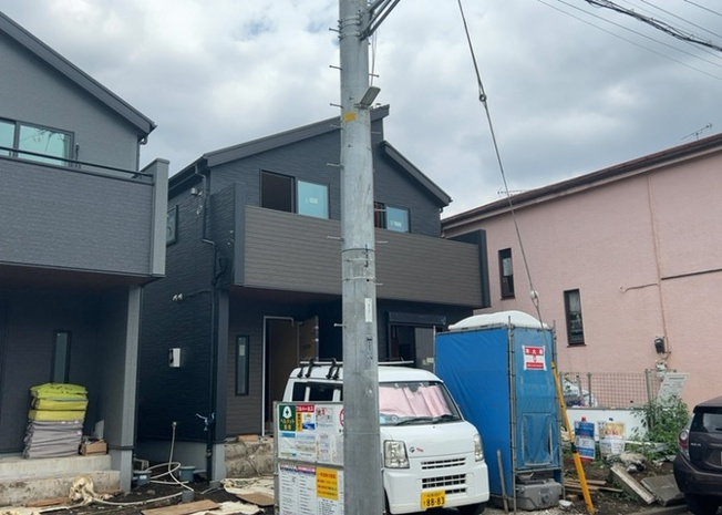 【前面道路含む現地写真】 | 道幅が狭い場所は比較的土地の値段が低いことが多く、また交通量が少ないため騒音が少なく静かな環境で過ごせます。また、小さいお子様がいるご家庭も安心です。一方で車の駐車が難しいというデメリットもあります。