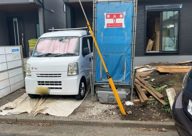 【駐車場】 | 車一台あたりに必要なスペースは、標準サイズの普通自動車で横幅2m50cm、長さ5mは必要になります。ただし、乗降のことも考慮して横幅3m30cm、長さ5m50cmほどは確保できるところを選びましょう。