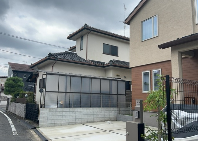 【外観】 | 現在は上棟となっています。現地をご見学に行く際は、道路の幅や周辺の交通量、施設などをご確認頂くことをおすすめします！ある程度イメージをつけたいという場合は、同売主の施工事例や完成パースもお見せします。