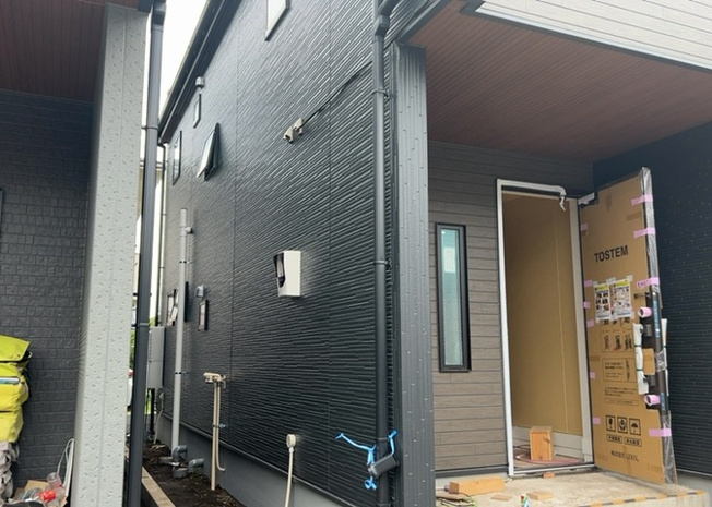 【内装】 | 建物建築の外壁の主流となっているサイディング仕様は、板を外壁に貼り合わせる施工方法です。金属系・木質系・窯業系があり、断熱性や耐用性などが異なります。外壁の色やデザインなど詳細は現地でご確認ください。