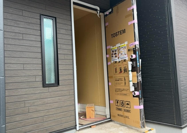 【セキュリティ】 | モニターで来訪者を確認して、目的が分からない場合はインターホンを通じて室内から会話することができます。怪しいと感じた場合はインターホン越しにお帰りいただくことができるので、直接会うことがなく安全です。