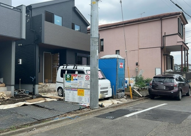 【前面道路含む現地写真】 | 住宅用の土地では前面道路に2m以上接していなければならないと法律で定められています。しかし、お持ちの車のサイズやライフスタイルなどにより、2mでは利便が悪い場合もございますので、事前に確認しましょう。