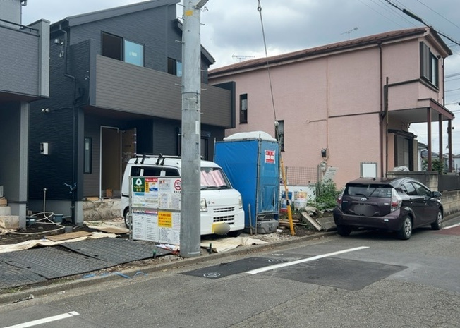 【前面道路含む現地写真】 | お持ちの車種によっては前面道路が広い方が便利でしょう。しかし、前面道路が広ければその分交通量が多くなるため、騒音などが気になる場合があります。実際に現地を見学し、周辺交通量や騒音などを確認しましょう！