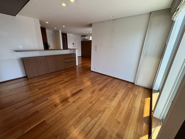 さいたま市浦和区岸町◆豪華な中古戸建ての居間・リビング