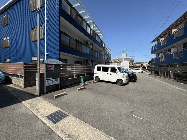 アーネストハイツ三宅の駐車場