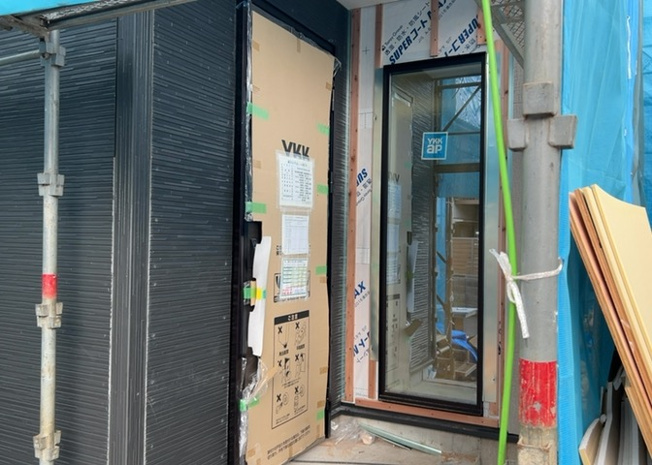 【玄関】 | 玄関は家の顔でもあり、家族以外の目にも止まる場所です。玄関は外との間を仕切る扉、靴などをしまっておく収納スペース、靴脱ぎのたたきスペース、来客とのやり取りをするドアホンなど複数のアイテムからなります。