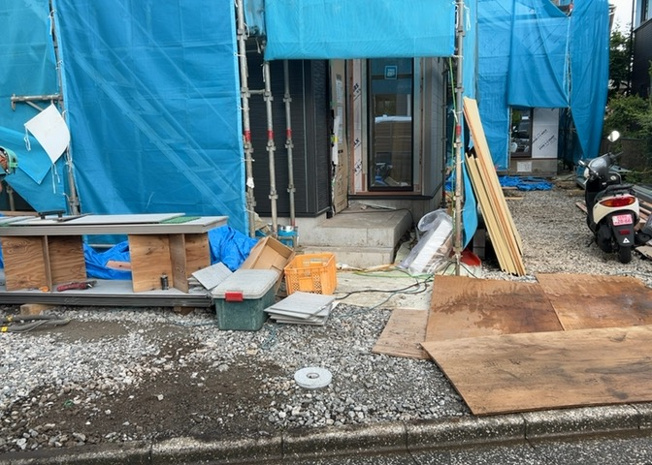 【構造・工法・仕様】 | ベタ基礎とは、柱の位置に関係なく全体に基礎がある事を指し、面積が大きい分建物の重さを全体に分散できます。また、地面からの湿気や害虫を遮断でき、木造住宅で心配されるシロアリ被害を防ぐ効果も期待できます。