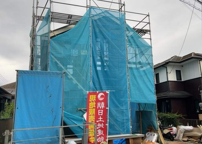 【外観】 | 現地に行くなら、物件の周囲の地形がどうなっているかを見ることも大切です。周辺より低くなっている土地では、大雨などで水が集まりやすいため、地盤が弱くなっているということも考えられるため、注意が必要です。