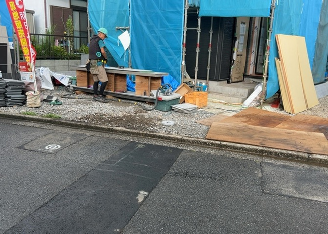 【前面道路含む現地写真】 | 道幅が狭い場所は比較的土地の値段が低いことが多く、また交通量が少ないため騒音が少なく静かな環境で過ごせます。また、小さいお子様がいるご家庭も安心です。一方で車の駐車が難しいというデメリットもあります。