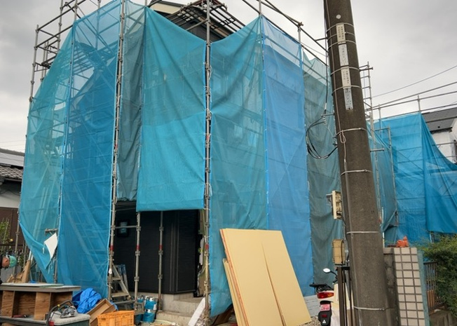 【外観】 | 現在は上棟となっています。現地をご見学に行く際は、道路の幅や周辺の交通量、施設などをご確認頂くことをおすすめします！ある程度イメージをつけたいという場合は、同売主の施工事例や完成パースもお見せします。