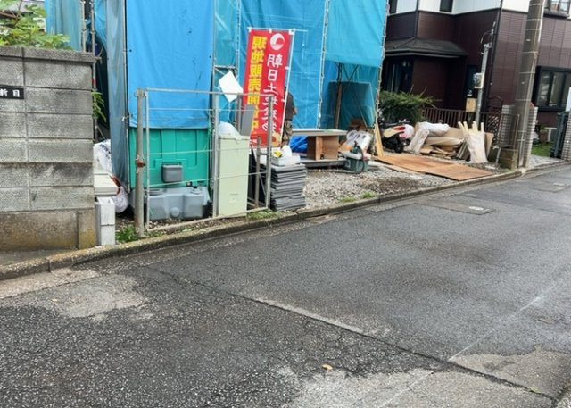 【前面道路含む現地写真】 | 住宅用の土地では前面道路に2m以上接していなければならないと法律で定められています。しかし、お持ちの車のサイズやライフスタイルなどにより、2mでは利便が悪い場合もございますので、事前に確認しましょう。