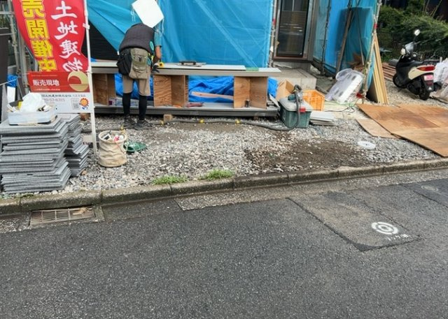 【前面道路含む現地写真】 | お持ちの車種によっては前面道路が広い方が便利でしょう。しかし、前面道路が広ければその分交通量が多くなるため、騒音などが気になる場合があります。実際に現地を見学し、周辺交通量や騒音などを確認しましょう！
