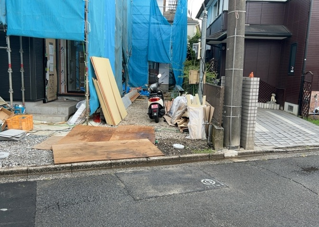 【前面道路含む現地写真】 | 住宅用の土地では前面道路に2m以上接していなければならないと法律で定められています。しかし、お持ちの車のサイズやライフスタイルなどにより、2mでは利便が悪い場合もございますので、事前に確認しましょう。