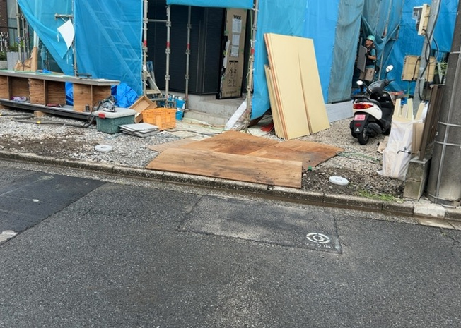 【前面道路含む現地写真】 | お持ちの車種によっては前面道路が広い方が便利でしょう。しかし、前面道路が広ければその分交通量が多くなるため、騒音などが気になる場合があります。実際に現地を見学し、周辺交通量や騒音などを確認しましょう！