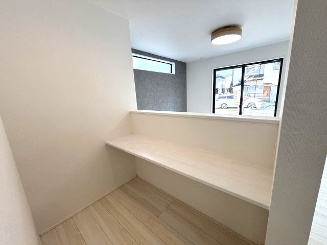 入間市東町4丁目のその他|リビングにワーキングスペースがあります。