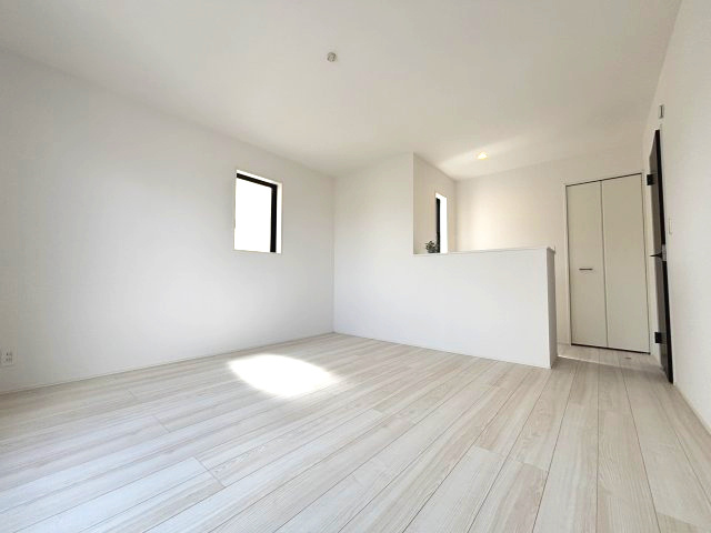 入間市東町4丁目の居間・リビング|洋室にもワーキングスペースあり。