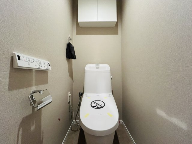 駅徒歩２分！事務所としても使えるマンション☆LDK21帖が魅力☆キュンどころかラブズッキュン//な『アール・ケープラザ三ツ沢』リノベーションのトイレ|落ち着いた色調のトイレです