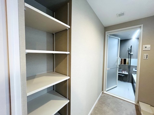 駅徒歩２分！事務所としても使えるマンション☆LDK21帖が魅力☆キュンどころかラブズッキュン//な『アール・ケープラザ三ツ沢』リノベーションの独立洗面台|明るい玄関です
