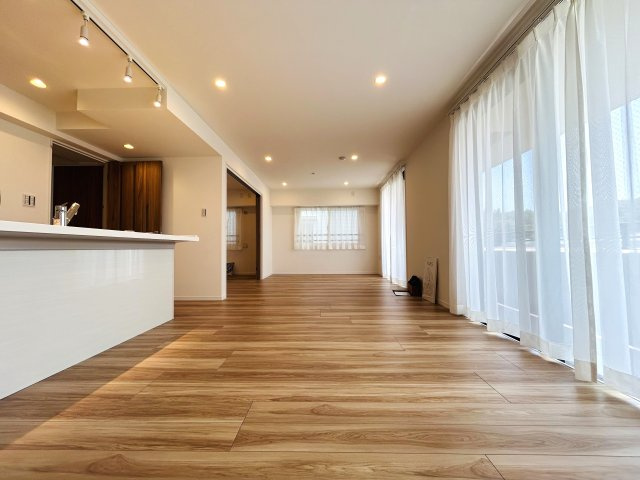 駅徒歩２分！事務所としても使えるマンション☆LDK21帖が魅力☆キュンどころかラブズッキュン//な『アール・ケープラザ三ツ沢』リノベーションの居間・リビング|おしゃれなリビングです
