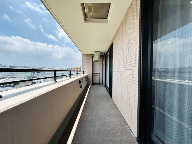 駅徒歩２分！事務所としても使えるマンション☆LDK21帖が魅力☆キュンどころかラブズッキュン//な『アール・ケープラザ三ツ沢』リノベーションのバルコニー|お洗濯にも便利なバルコニー付き