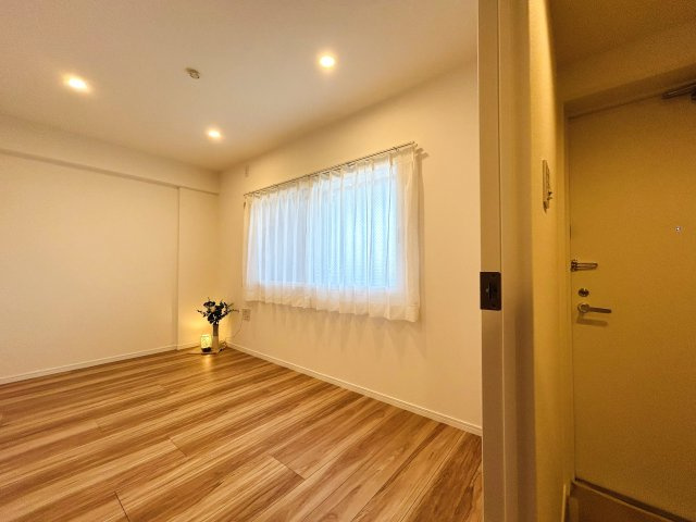 駅徒歩２分！事務所としても使えるマンション☆LDK21帖が魅力☆キュンどころかラブズッキュン//な『アール・ケープラザ三ツ沢』リノベーションの洋室|明るい洋室です