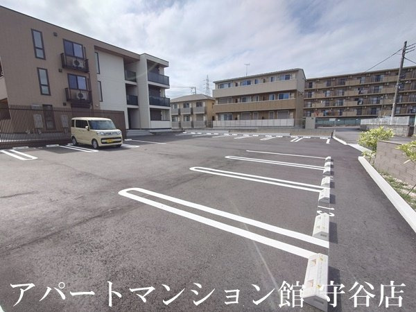 ルナ・エスポワールⅡの駐車場