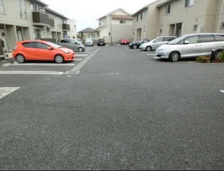 Famille Court（ﾌｧﾐｰﾙｺｰﾄ） Ⅱの駐車場