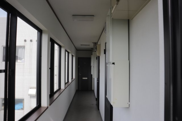 アーバンビレッジ洲本Ⅱ|2F は内廊下　３部屋あります