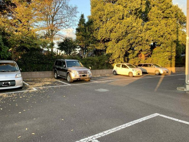 レオパレスアンジュBの駐車場