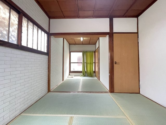 ペディコート川西小花101(左)と102(右)の前面道路含む現地写真