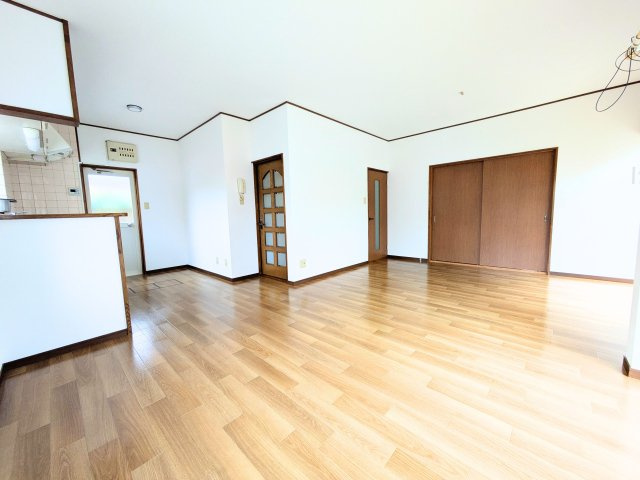 高岡町戸建ての居間・リビング|ゆったり過ごせる居間です