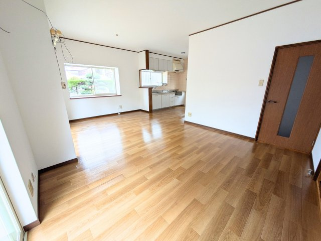 高岡町戸建ての居間・リビング|ゆったりとした居間です