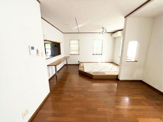 新浜町戸建ての居間・リビング|                                                  