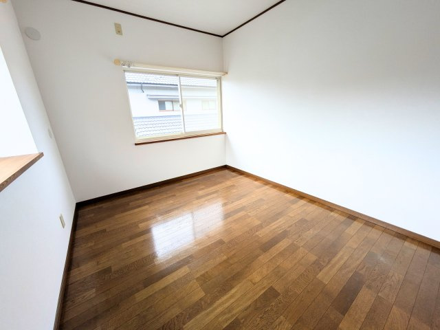 高岡町戸建ての洋室|                                                  