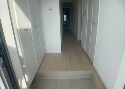 【玄関】 | 平町新築戸建 | 玄関は家の顔でもあり、家族以外の目にも止まる場所です。玄関は外との間を仕切る扉、靴などをしまっておく収納スペース、靴脱ぎのたたきスペース、来客とのやり取りをするドアホンなど複数のアイテムからなります。