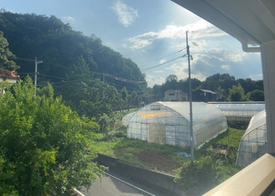 【展望】 | 平町新築戸建 | 眺望を気にして物件を探す場合、前面に建物が建っていないか現地で確認しましょう！前面に建物があると景色はもちろん、日当たりや風通しにも影響が出てきます。住んだ時のことを想像しながら現地見学をしましょう。