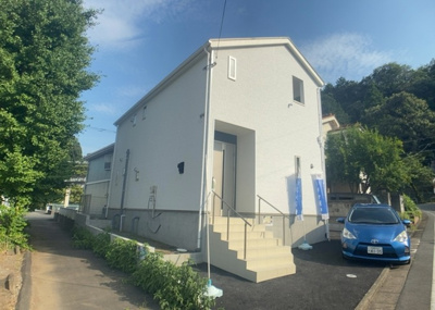 【外観】 | 平町新築戸建 | ついに完成致しました！現地をご見学に行く際は、道路の幅や周辺の交通量、施設などをご確認頂くことをおすすめします！物件の流れが早いため、内見をしたい方はお早めに当社営業までお問い合わせ頂きご予約下さい！