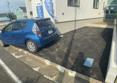 【駐車場】 | 平町新築戸建 | 駐車場と明記されていても、最小スペースでつくられた駐車場だと大型車は駐車できなかったり、出入りしにくくなったりする可能性があります。お車のサイズと購入したい物件の駐車場のサイズを現地で確認しましょう。