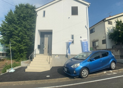 【前面道路含む現地写真】 | 平町新築戸建 | 住宅用の土地では前面道路に2m以上接していなければならないと法律で定められています。しかし、お持ちの車のサイズやライフスタイルなどにより、2mでは利便が悪い場合もございますので、事前に確認しましょう。